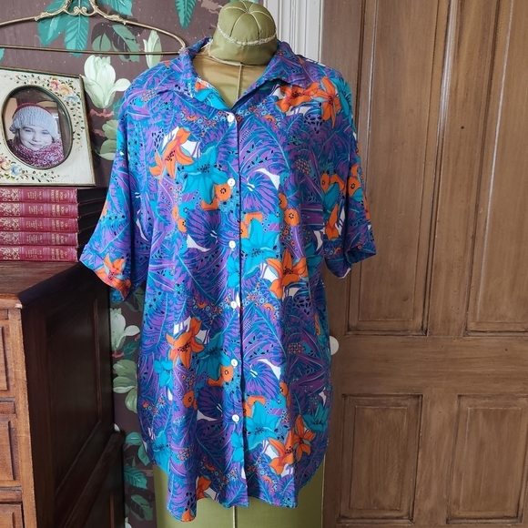 Vintage Vibrant Floral Button Up Top - Picture 2 of 11